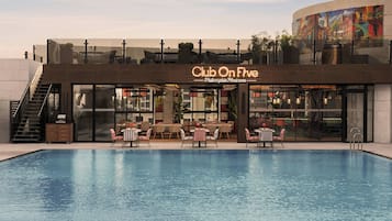 3 restaurants, breakfast, lunch, dinner served; Italian cuisine