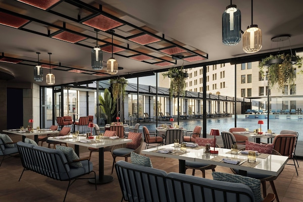 3 restaurants; breakfast, lunch, and dinner served