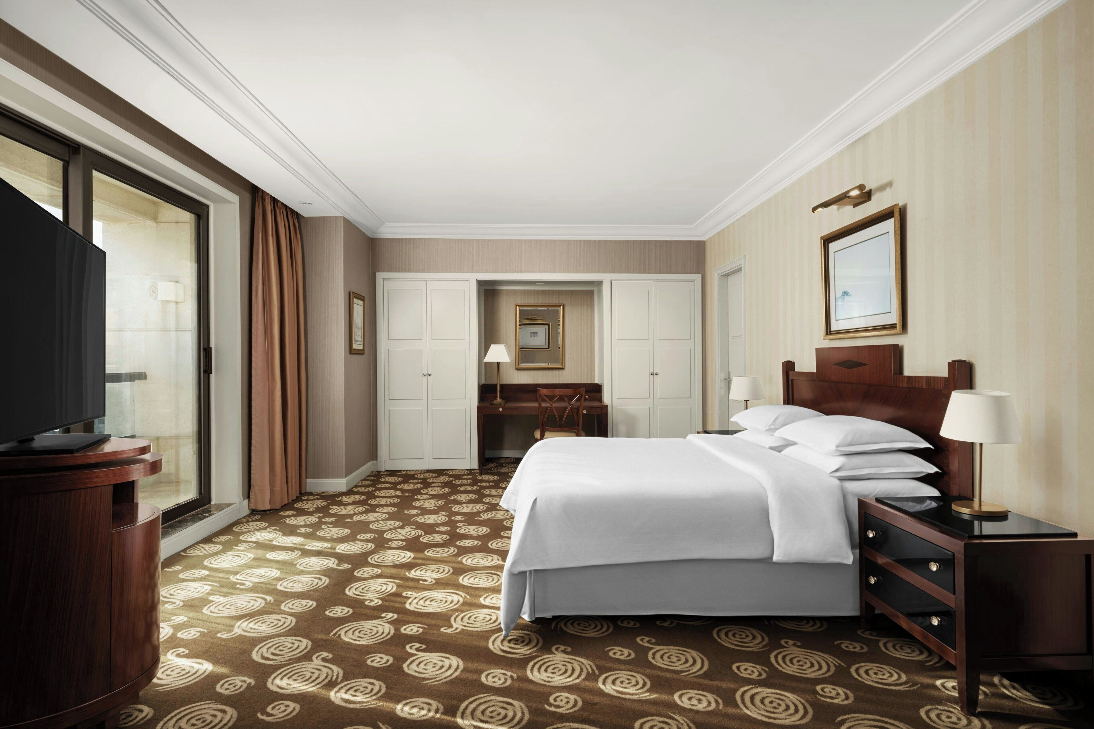 Ropa de cama hipoalergénica, colchones con pillow-top y minibar 