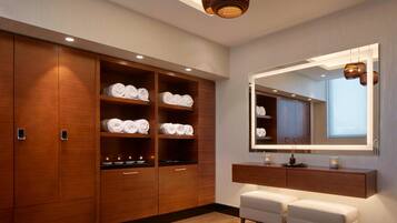 Sauna, bain à remous, hammam, soins corporels, bains de boue