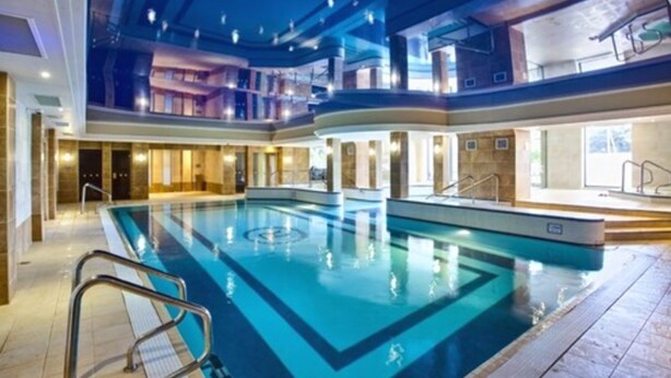 Una piscina cubierta, una piscina al aire libre