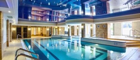 Una piscina techada, una piscina al aire libre