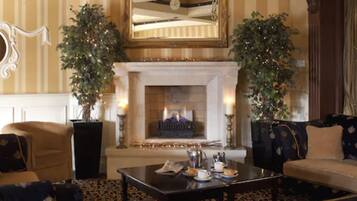 Serves breakfast, lunch and dinner