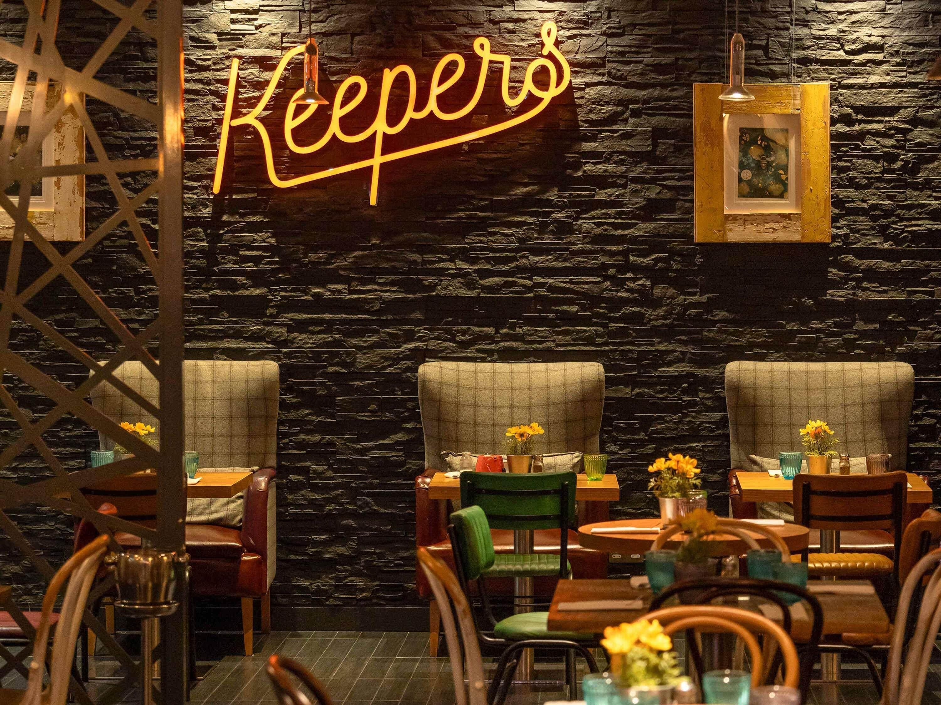 serves breakfast, lunch and dinner