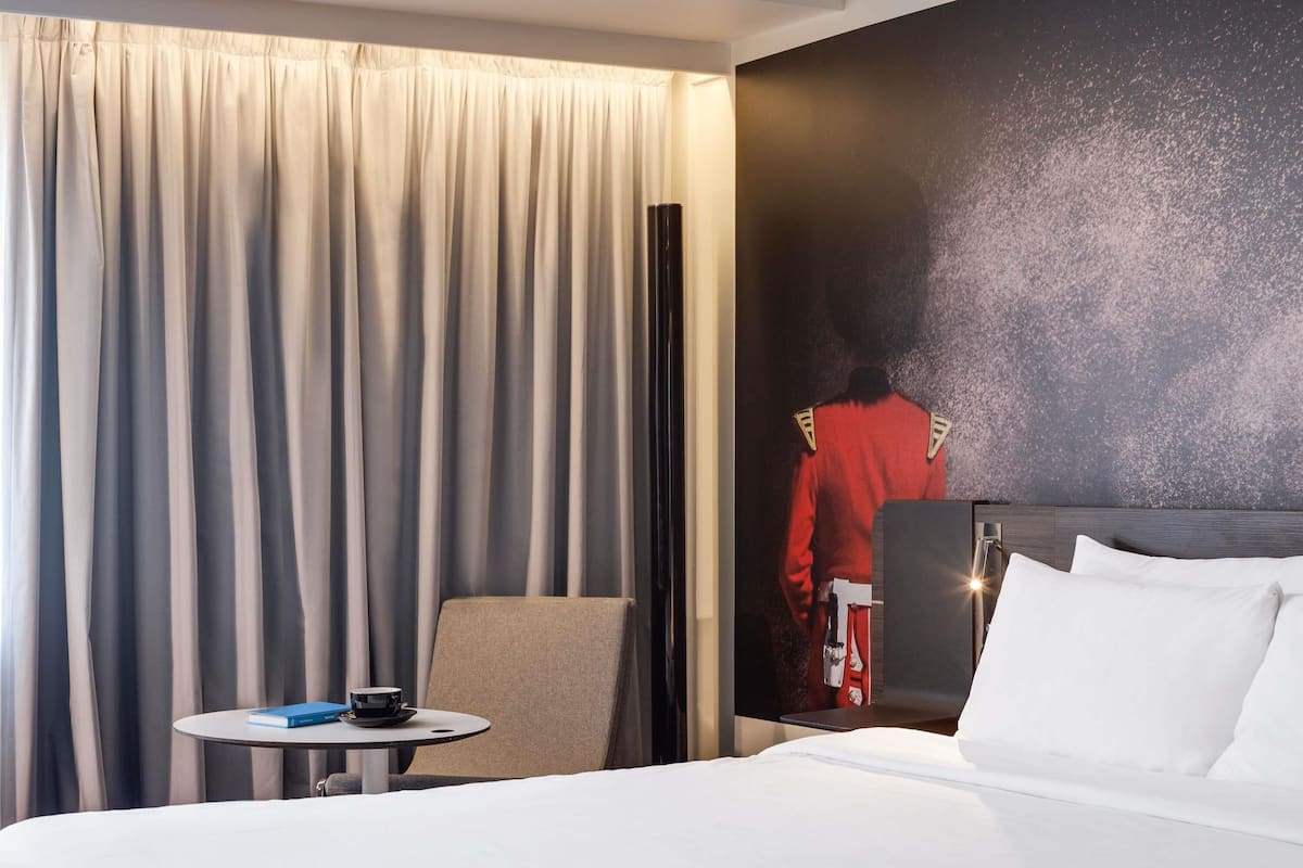 Suite, 1 Queen Bed with Sofa bed