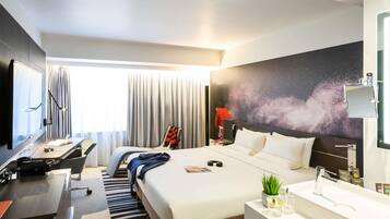 Suite, 1 Queen Bed with Sofa bed | Premium bedding, in-room safe, desk, soundproofing