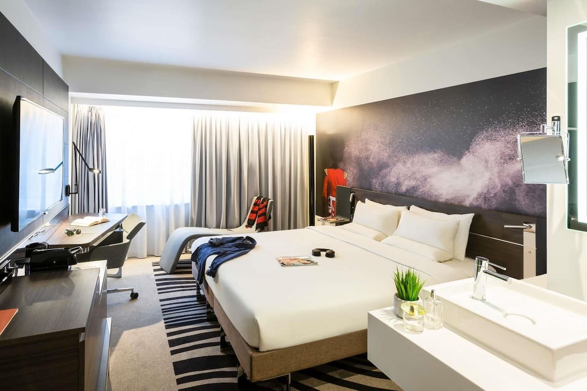Suite, 1 Queen Bed with Sofa bed