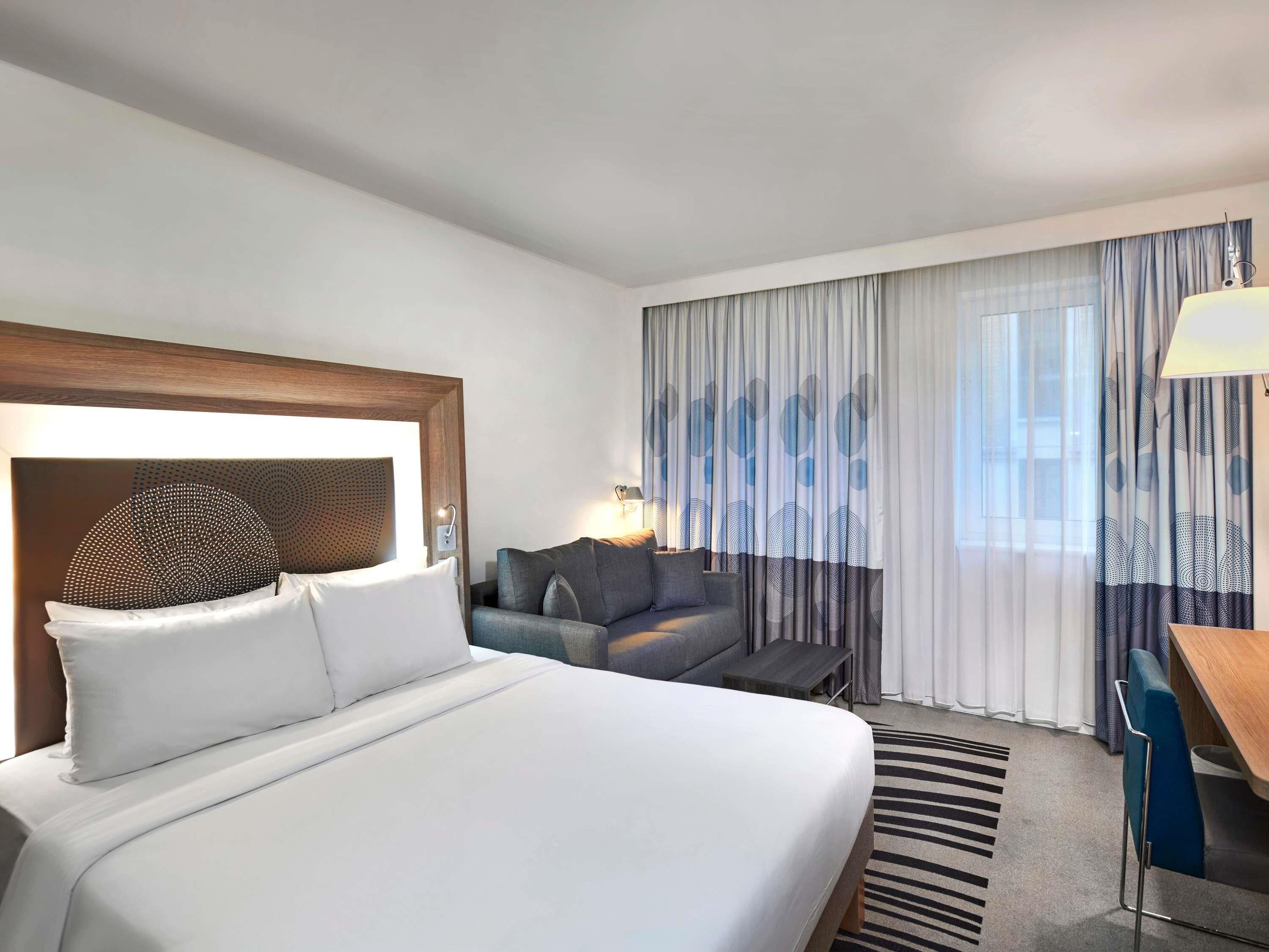 Rom – standard, 1 queensize-seng med sovesofa | Sengetøy av topp kvalitet, safe på rommet, skrivebord og lydisolert