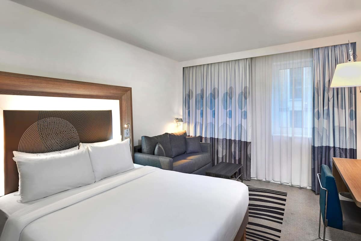 Rom – standard, 1 queensize-seng med sovesofa | Sengetøy av topp kvalitet, safe på rommet, skrivebord og lydisolert