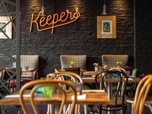 Déjeuner, dîner et souper servis sur place; cuisine internationale 