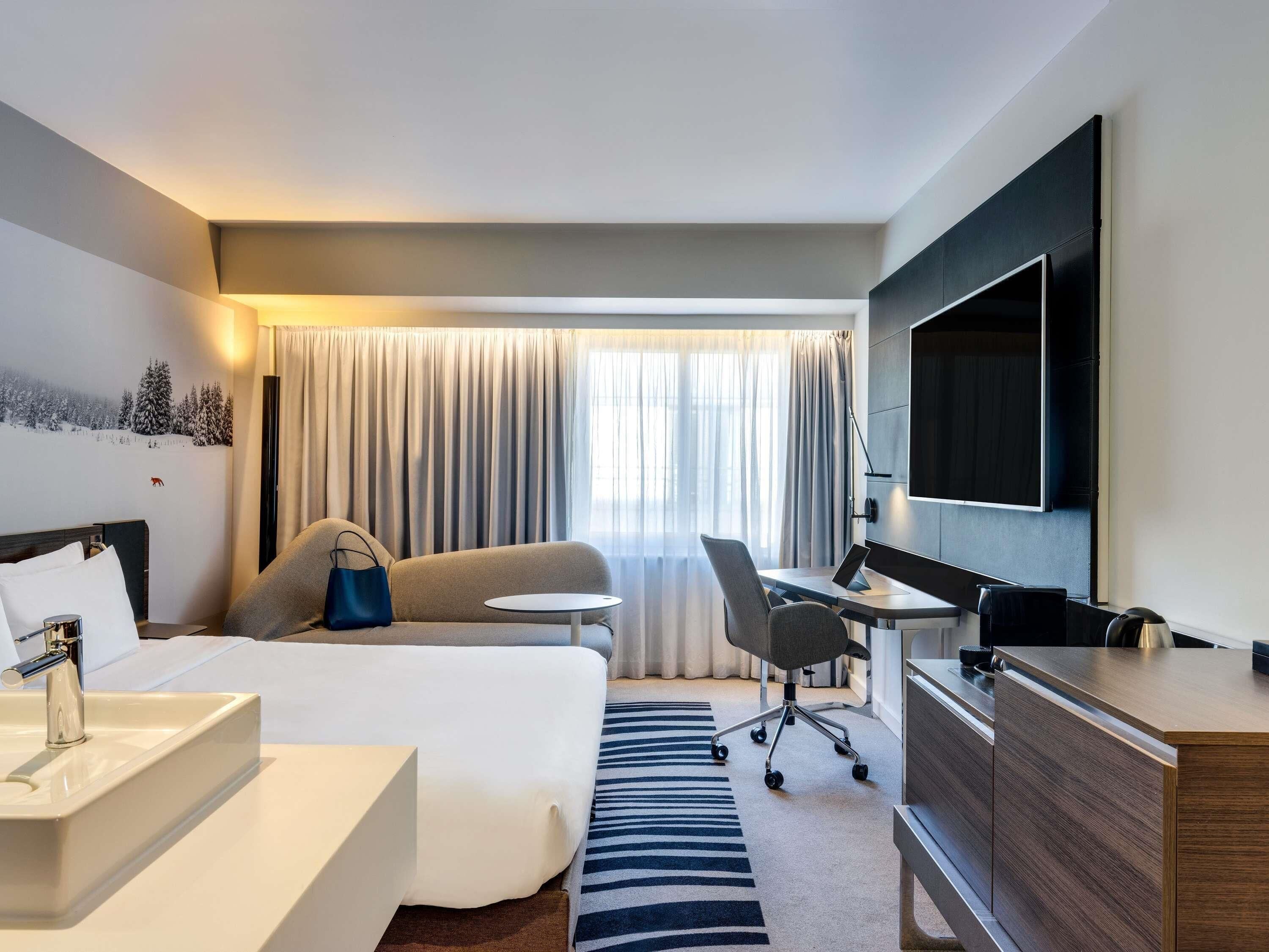 Executive Room, 1 Queen Bed | Premium bedding, in-room safe, desk, soundproofing