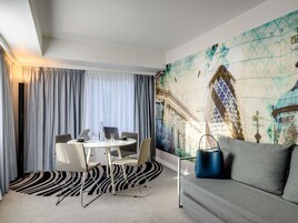 Suite, 1 Queen Bed with Sofa bed