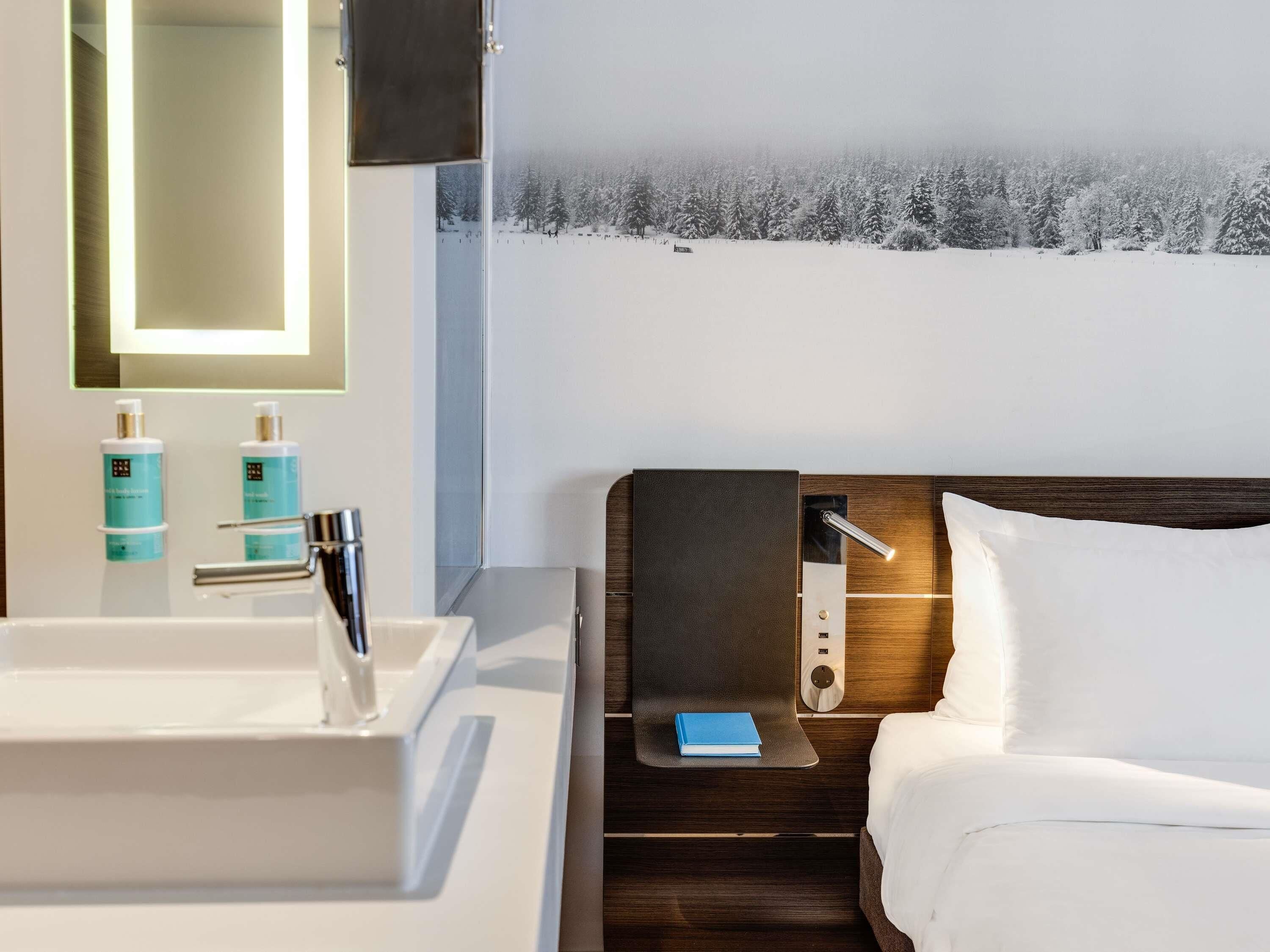 Executive kamer, 1 queensize bed | Luxe beddengoed, een kluis op de kamer, een bureau, geluiddichte muren