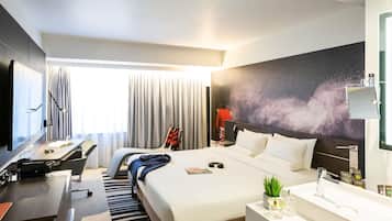 Suite, 1 letto queen con divano letto | Biancheria da letto di alta qualità, una cassaforte in camera