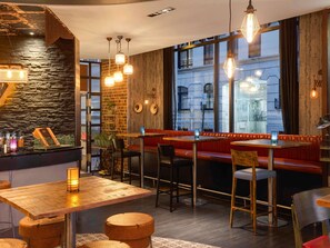 Serves breakfast, lunch and dinner - Novotel London Tower Bridge (London)