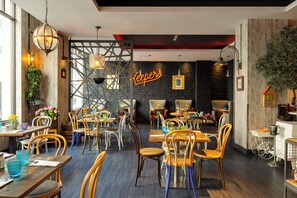 Breakfast, lunch, dinner served; international cuisine  - Novotel London Tower Bridge (London)