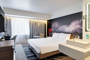 Suite, 1 grand lit et 1 canapé-lit | Literie de qualité, coffre-fort, bureau, système d’insonorisation