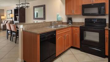 Fridge, microwave, stovetop, dishwasher