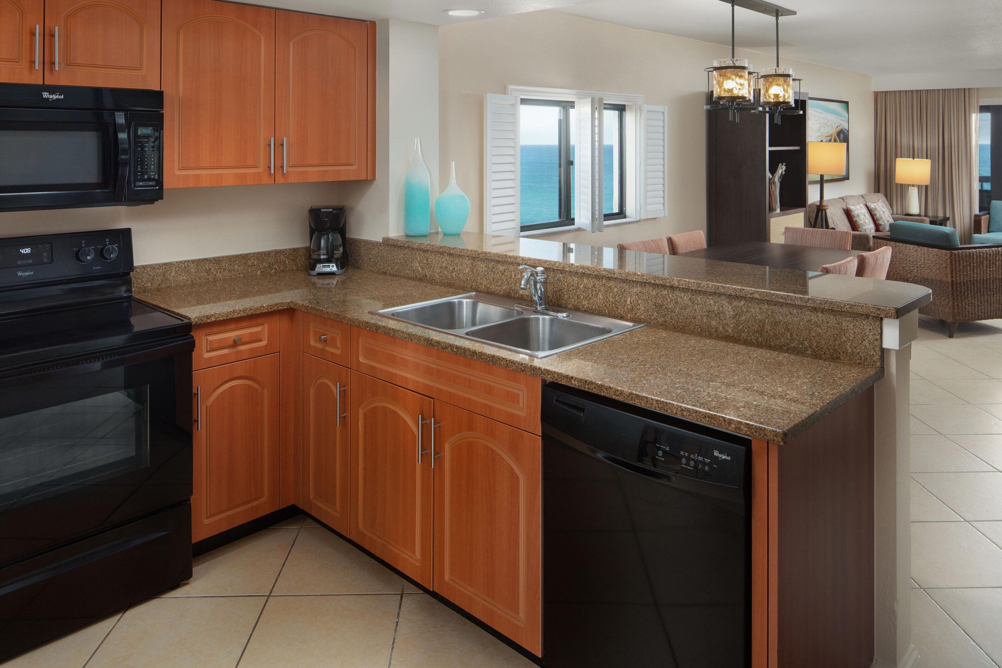 ثلاجة، ميكروويف، موقد طهي مسطح، غسالة أطباق