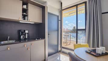Studio Supérieur, terrasse (2 People) | Coffres-forts dans les chambres, bureau, chambres insonorisées