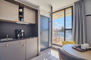 Superior-Studio, Terrasse (2 People) | Zimmersafe, Schreibtisch, schallisolierte Zimmer, Bügeleisen/Bügelbrett