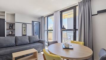 Departamento, 1 habitación, Terraza (4 People) | Caja de seguridad en la habitación, escritorio y insonorización