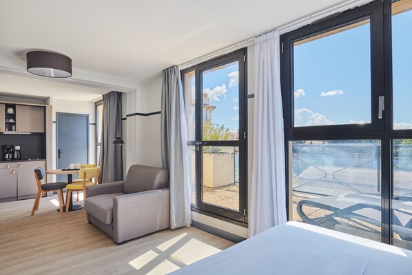 Superior-Studio, Terrasse (2 People) | Zimmersafe, Schreibtisch, schallisolierte Zimmer, Bügeleisen/Bügelbrett