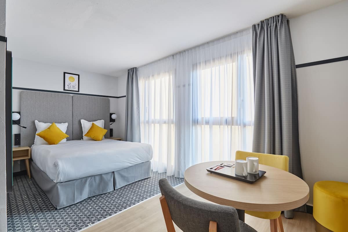 Zimmersafe, Schreibtisch, schallisolierte Zimmer, Bügeleisen/Bügelbrett