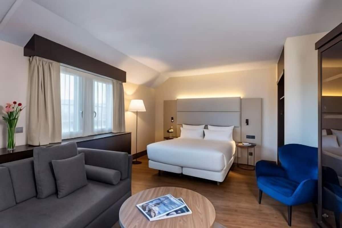 Hypo-allergenic bedding available, minibar, in-room safe, desk