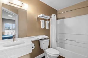 Room, 1 King Bed, Non Smoking | Bathroom | Free toiletries, towels, soap, shampoo