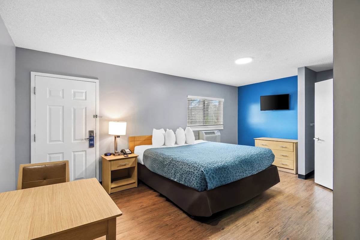 Room, 1 King Bed, Non Smoking | Iron/ironing board, rollaway beds, free WiFi, bed sheets