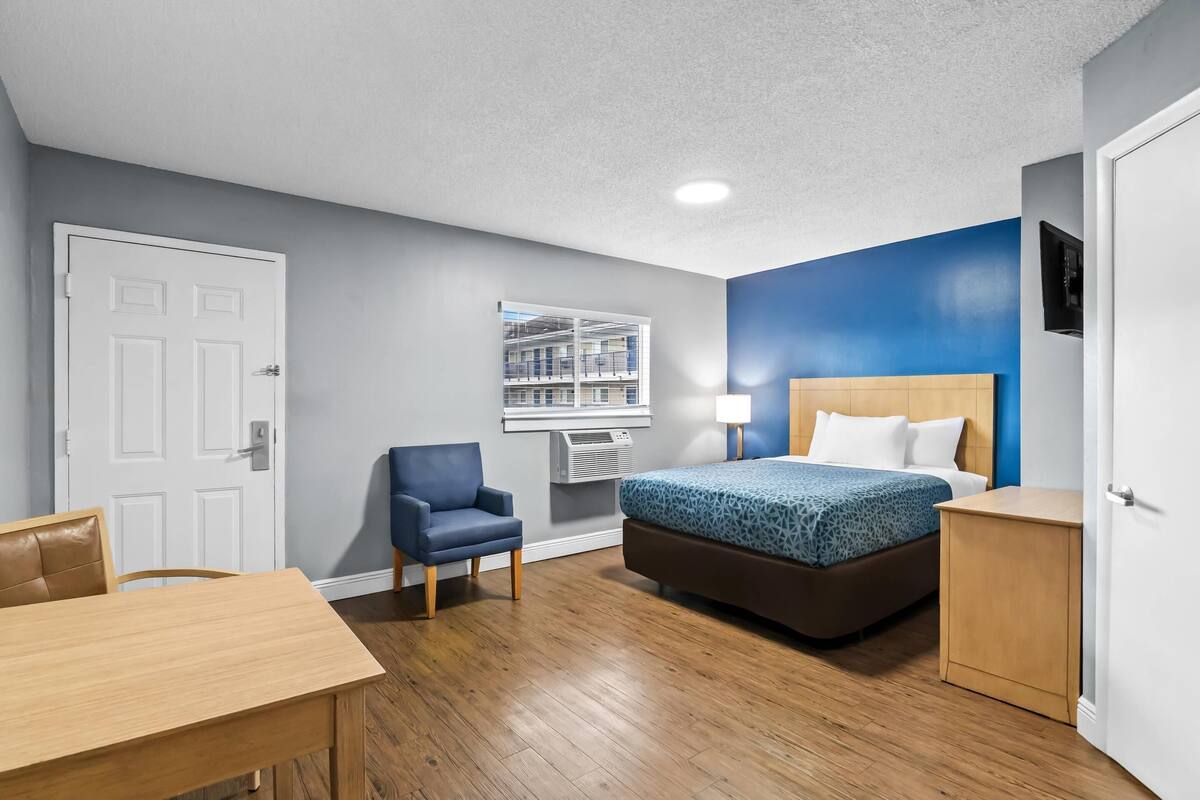 Room, 1 Queen Bed, Non Smoking | Iron/ironing board (on request), rollaway beds, free WiFi, bed sheets