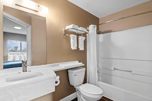 Kamer, 1 kingsize bed, niet-roken | Een strijkplank/strijkijzer, extra bedden, gratis wifi, beddengoed