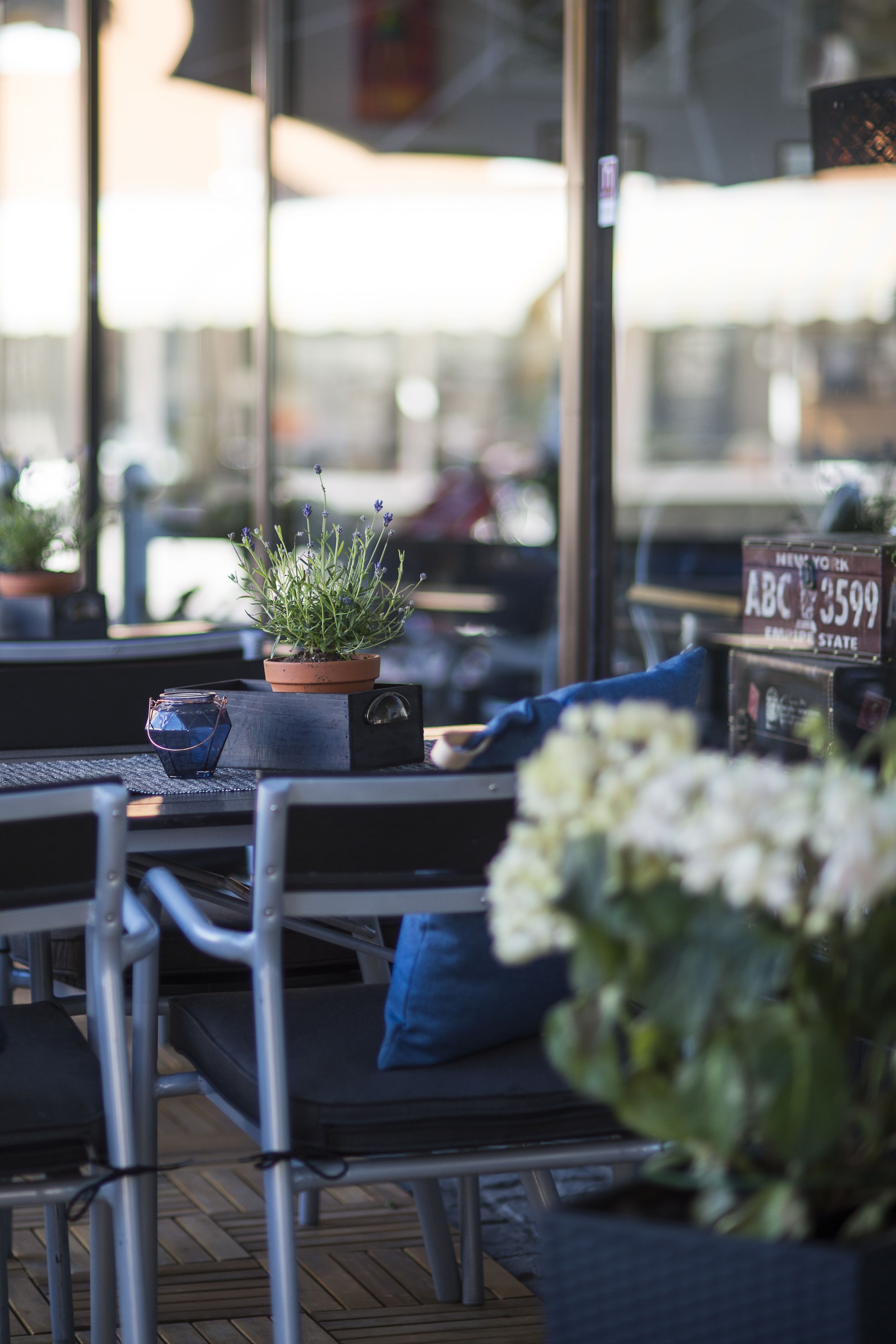 Breakfast, lunch and dinner served