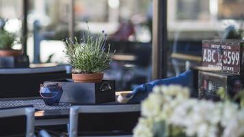朝食、ランチ、ディナーに営業