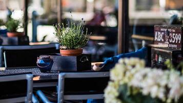 Frukost, lunch och middag serveras