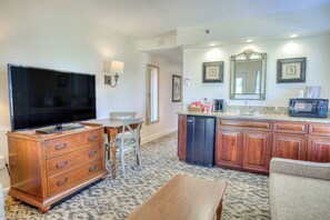 Two Story Townhouse Suite, Partial Oceanview, Jetted Tub | Wohnbereich | 32-Zoll-Flachbildfernseher mit Satellitenempfang, Fernseher