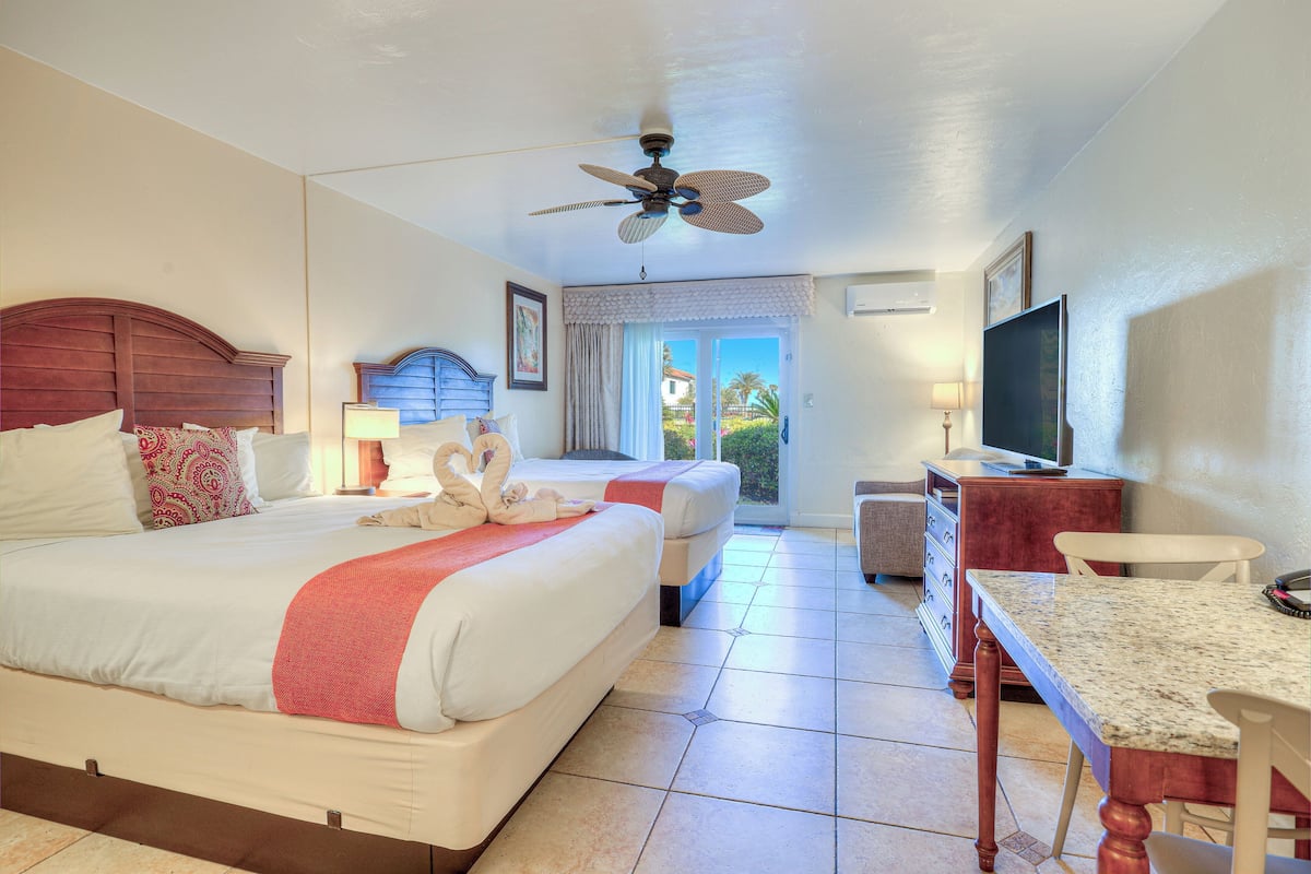 Deluxe Room, 2 Queen Beds, Ground Floor, Patio (No Oceanview) | 1 camera, biancheria da letto di alta qualità, una scrivania