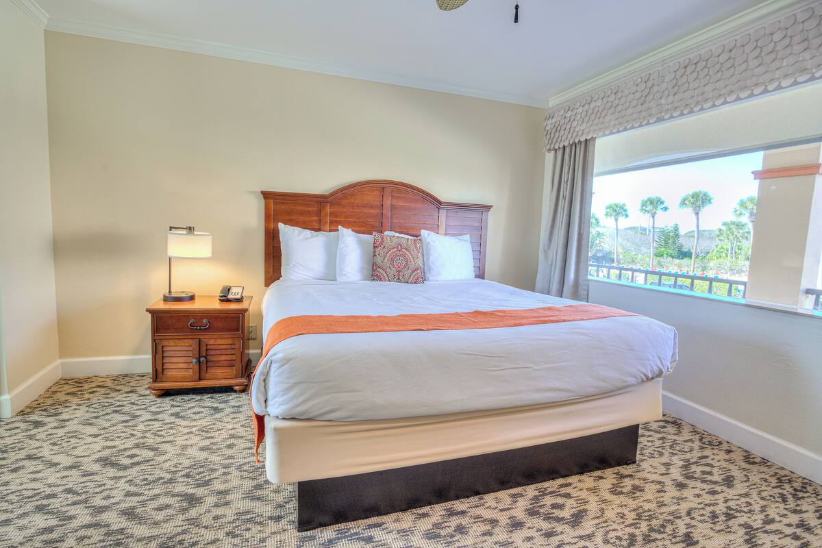 Standard Room, 1 King Bed, Pool Area | Premium-sengetøj, skrivebord, gratis Wi-Fi, sengetøj