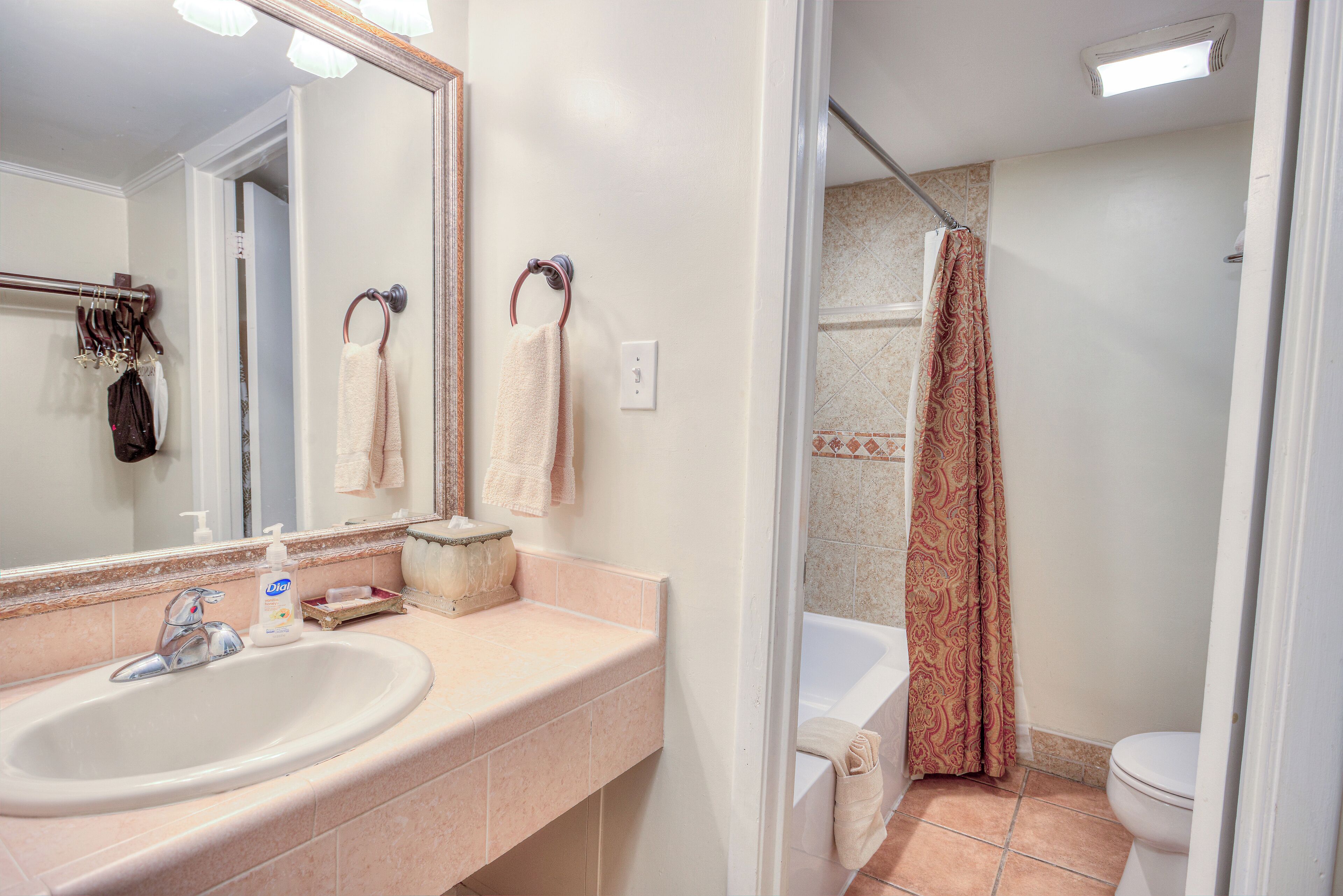 Deluxe Room, 2 Queen Beds, Ground Floor, Patio (No Oceanview) | Banheiro | Chuveiro/banheira combinados, produtos de toalete grátis