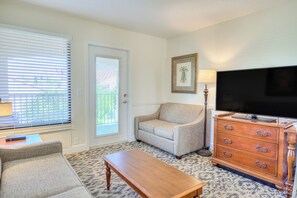 Two Story Townhouse Suite, Partial Oceanview, Jetted Tub | Living area | 32-inch flat-screen TV with satellite channels, TV - La Fiesta Ocean Inn And Suites (St. Augustine)
