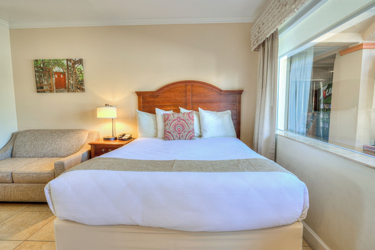 Standard Room, 1 Queen Bed with Sofa bed, Pool Area | 1 camera, biancheria da letto di alta qualità, una scrivania