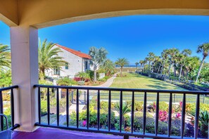 Deluxe Room, Partial Oceanview, 2 Queen Beds, Balcony | Vistas del balcón