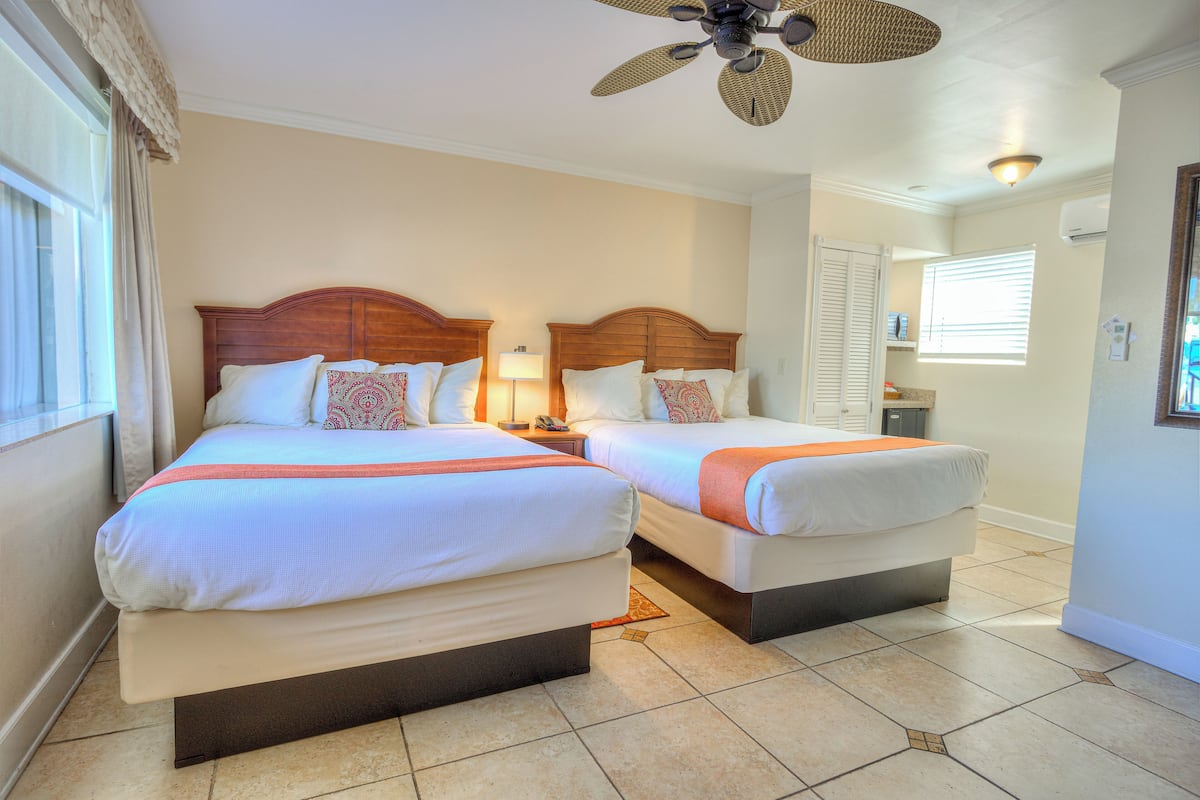 Standard Room, 2 Queen Beds, Pool Area | 1 camera, biancheria da letto di alta qualità, una scrivania