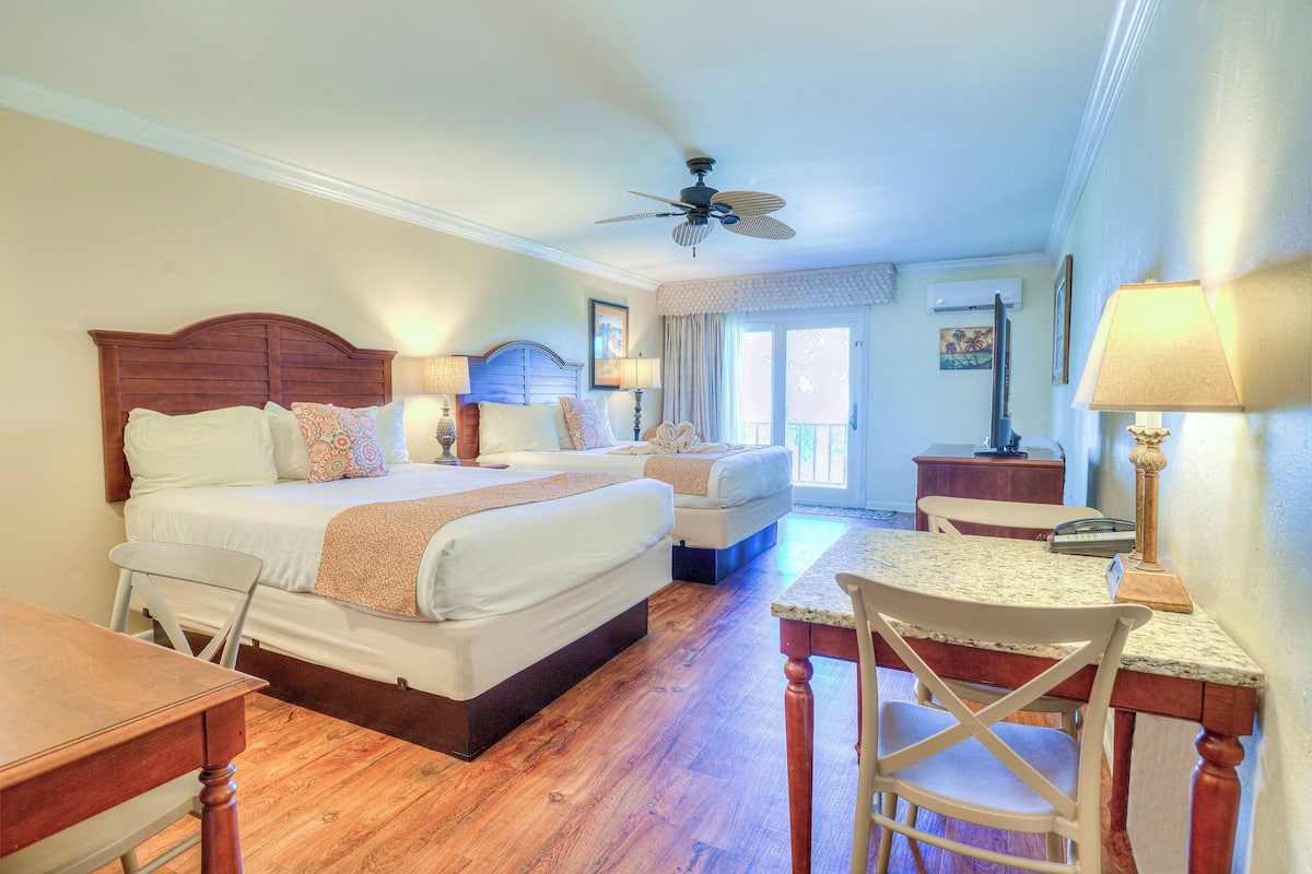 Deluxe Room, Partial Oceanview, 2 Queen Beds, Balcony | 1 camera, biancheria da letto di alta qualità, una scrivania