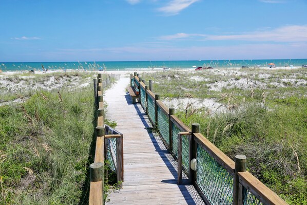 Ubicación a pie de playa y arena blanca