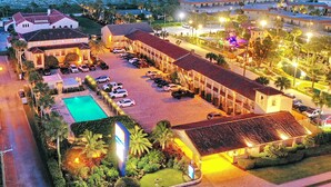 Un hôtel doté d’une piscine, de nombreux espaces de stationnement et offrant une vue sur l’océan.
