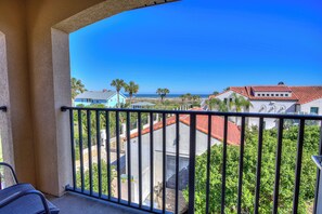 Two Story Townhouse Suite, Partial Oceanview, Jetted Tub | Balcón
