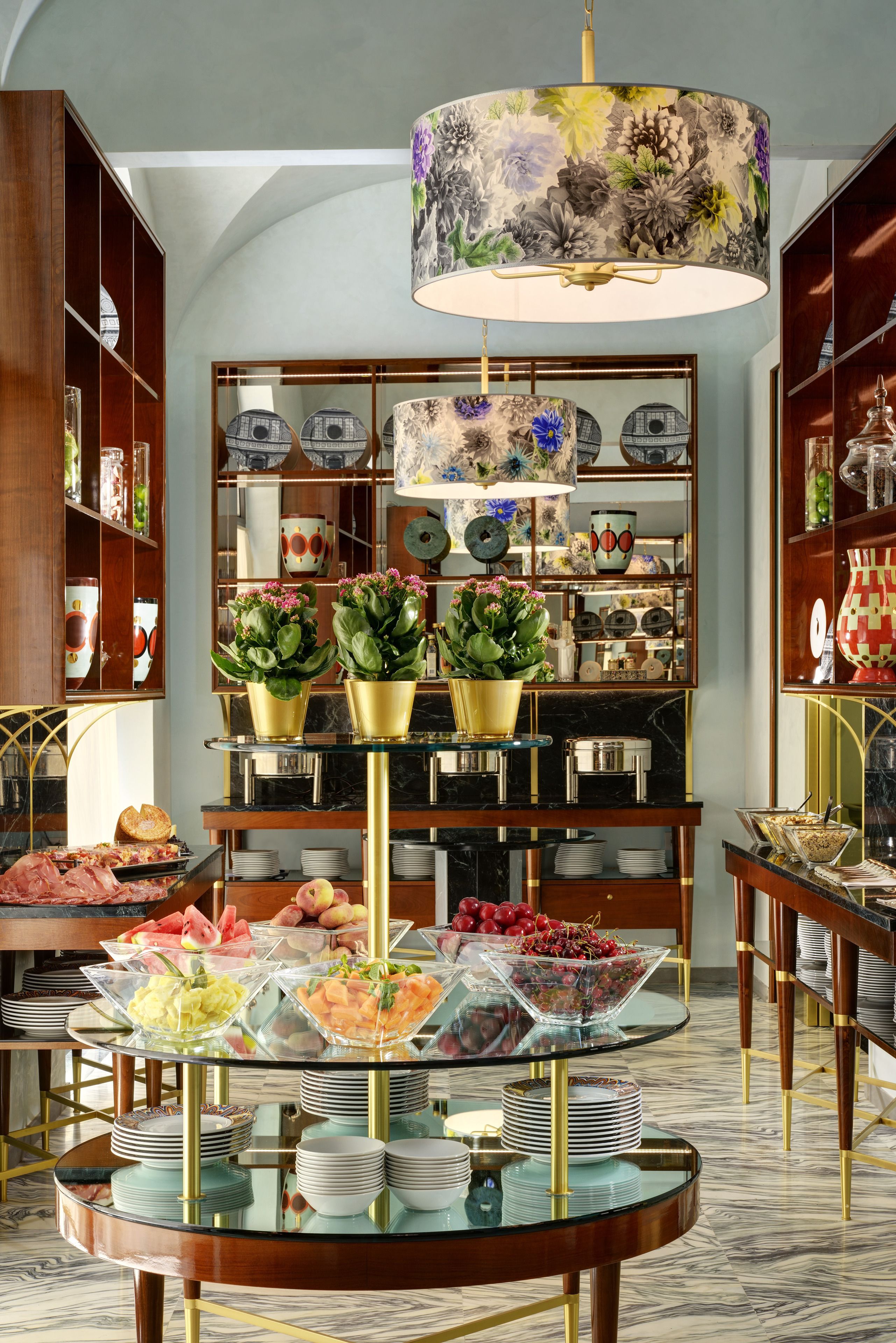 Una mesa de buffet con diversos alimentos y una lámpara decorativa.