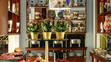 Una mesa de buffet con diversos alimentos y una lámpara decorativa.